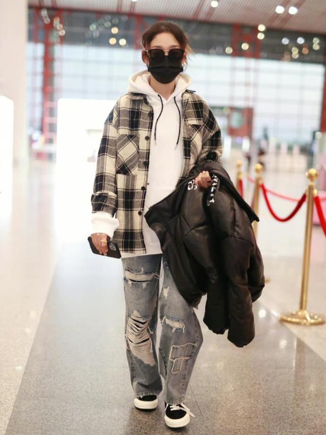 黑白格子衬衫搭配什么外套好看，黑白格子衬衫搭配什么外套好看女（格子衬衫内搭卫衣配破洞牛仔裤）