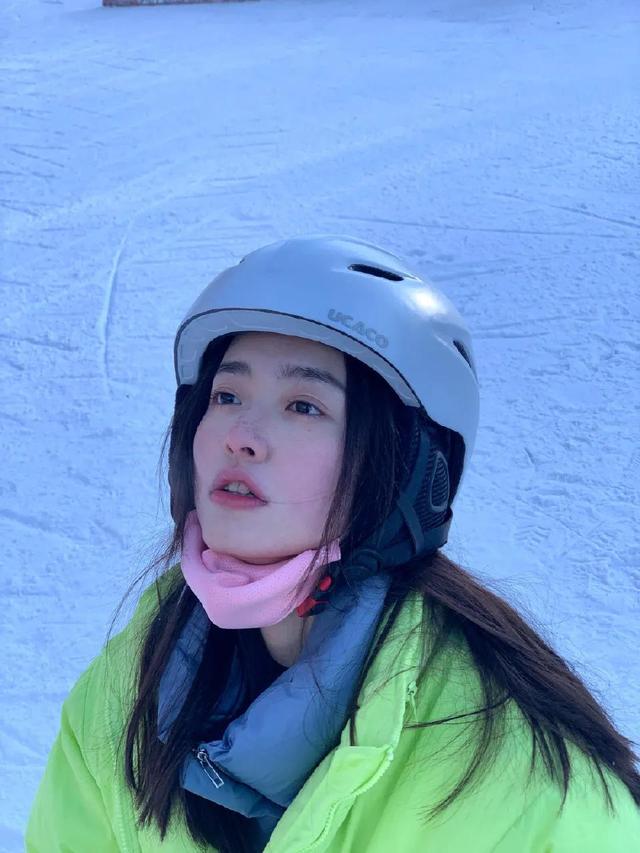 戴眼镜的女生头像，戴眼镜/女生/眼镜控微信（壁纸小馆：女生头像）