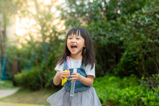 怎样和男生聊天找话题吸引他，吸引男生的聊天方法是什么（十分钟吸引相亲中的优质男）