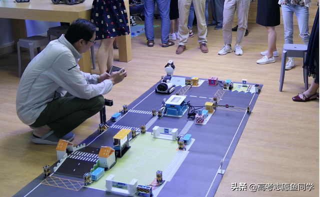 什么专业工资高 高薪赚钱的专业有哪些，什么专业工资高（近几年热门的8大“高薪专业”盘点）