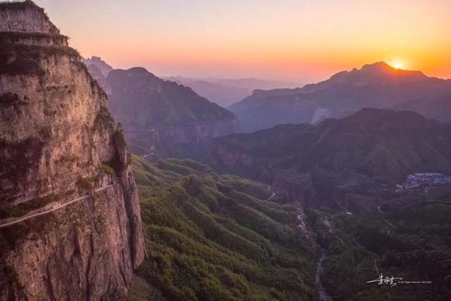举起手来拍摄地，举起手来拍摄地郭亮村介绍（悬崖上有隐秘古村）