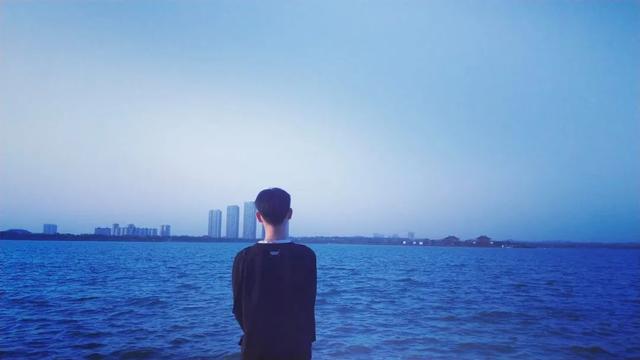 瓦尔登湖简介故事梗概，《瓦尔登湖》讲的是什么（一个人能抛弃的东西越多）