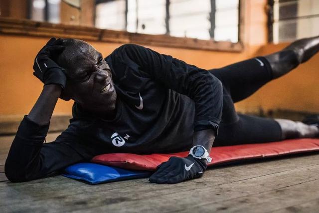 脚步分外沉重的沉是什么意思，沉重的脚步的意思（为什么别人跑得又轻又快）