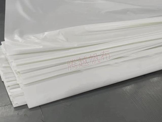 防水塑料布和防水涂料哪个好，防水布和塑料纸怎么粘在一起（PVC涂塑布和塑料布有什么不同）