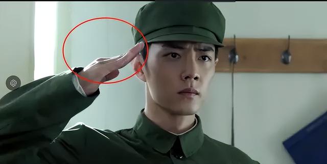 ​宝宝被夸敬礼，刚出生宝宝被夸一脸正气后抬手敬礼