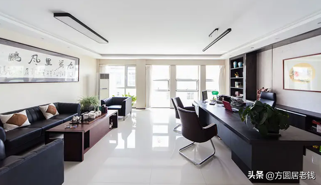 一人办公室办公桌的摆放，办公桌与门最佳位置图（领导办公室里的坐位）