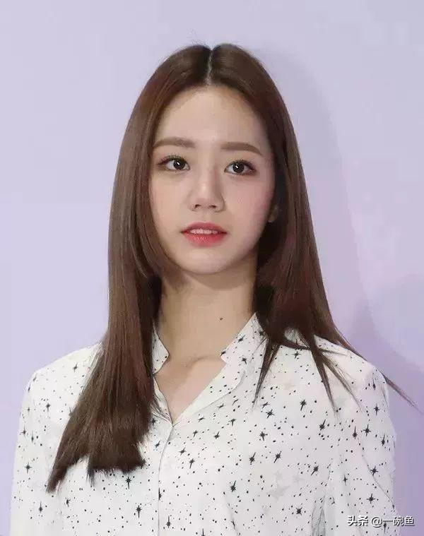 剪公主切的方法很简单,先准备一把剪刀,将头发梳顺,中分,刘海拨出来