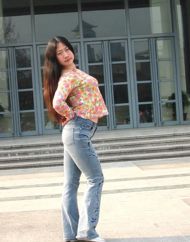 芙蓉姐姐整容前照片，芙蓉姐整容了吗（从扮丑网红到亿万富婆）