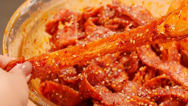 干豆皮怎么泡用开水还是热水，干油豆皮泡好后还用焯水吗（童年最喜欢吃的辣条）