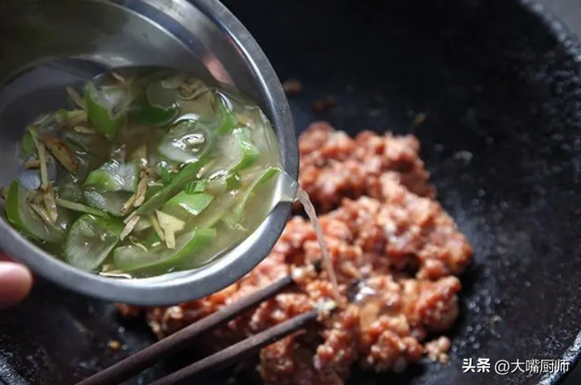 调肉馅怎么调好吃又嫩，饺子调肉馅怎么调好吃又嫩（调肉馅最忌放料酒）