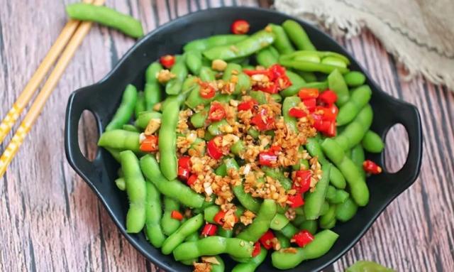 菠菜木耳炒鸡蛋，菠菜韭菜还有鸡蛋可以一起吃吗（建议中老年人：这3道菜要常吃）