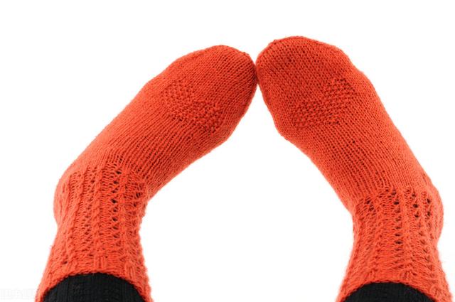 晚上睡觉可以穿袜子吗，冬天晚上睡觉可以穿袜子吗（晚上睡觉穿袜子好吗）