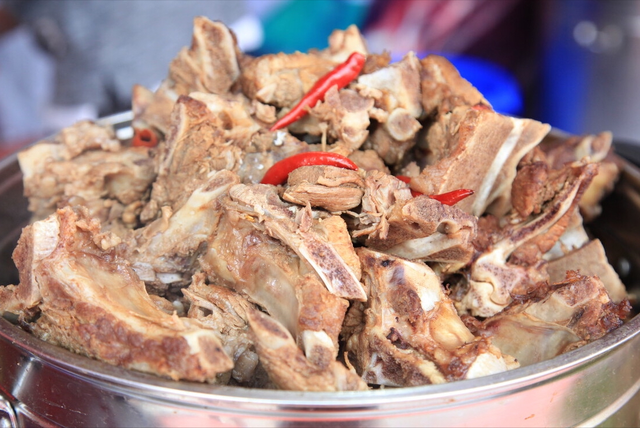 梅花骨头在猪身上什么位置，梅花骨猪什么位置图片（要分清脊骨、颈骨、前排、后排）