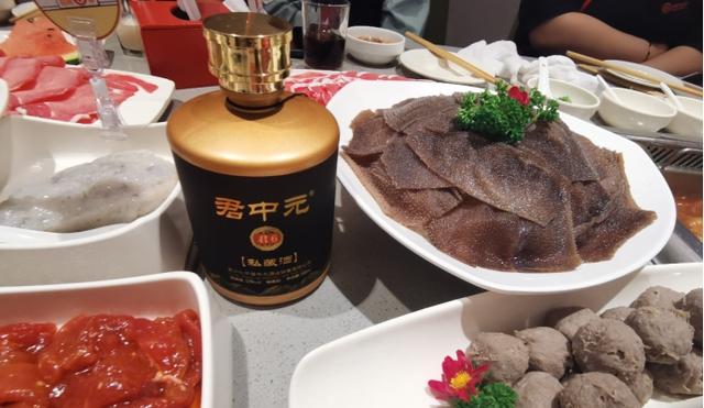 夸领导的词语简短精辟，夸领导的词语简短精辟高级（当他跟你说辛苦了）