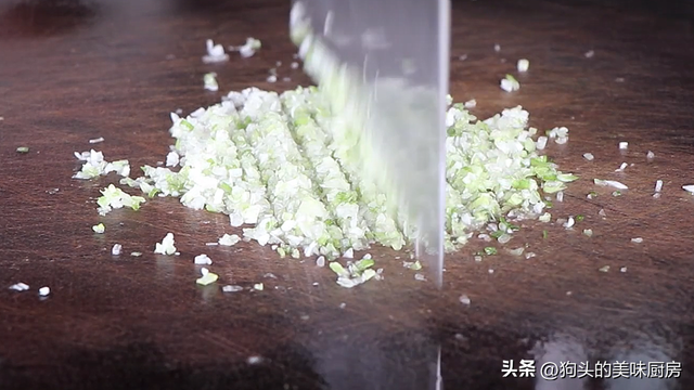 整只鸡怎么做好吃，整鸡怎么做好吃又简单（跟60年的大厨学的隔水蒸鸡）