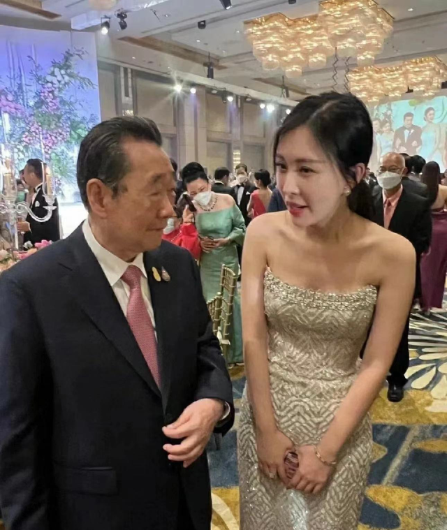 王石的老婆田朴珺身材有多好，蜂腰翘臀太吸睛