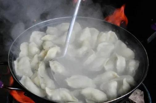 饺子冷水煮还是热水煮，冷冻饺子是冷水下锅煮好（“冷水煮”还是“开水煮”）