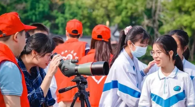初中上私立有什么好处，亲姐俩分别读公立初中和读私立学校
