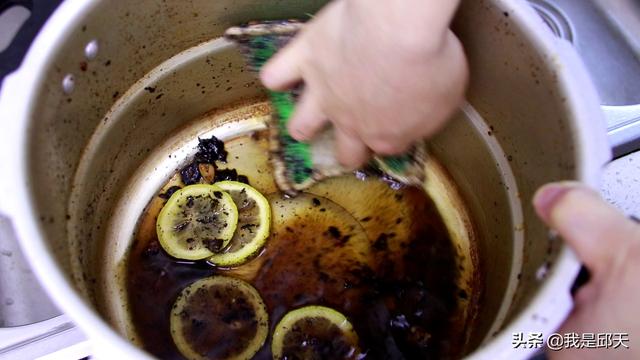 高压锅严重烧焦洗不掉，高压锅糊了怎么清洗（用1个简单的方法）