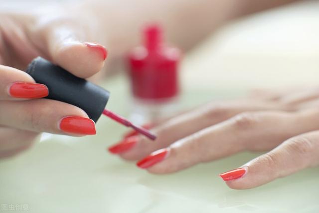 美甲底胶和胶水一样吗，美甲底胶和胶水一样吗图片（胶水美甲刷毛怎么选）