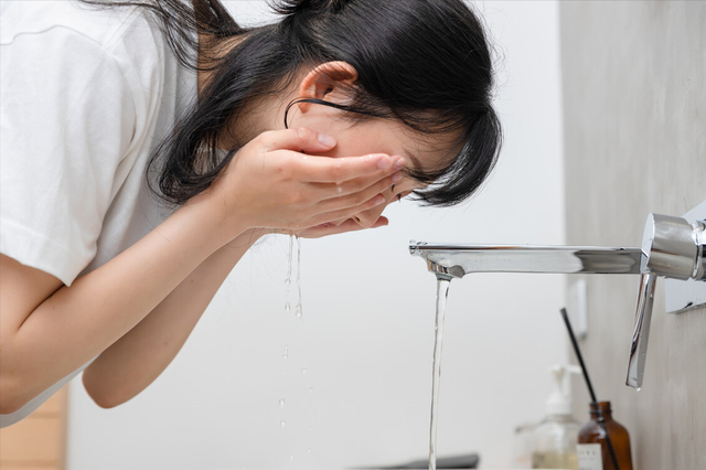 冷水洗脸的好处，冷水洗脸好还是热水洗脸好（洗脸到底用热水好还是冷水好）