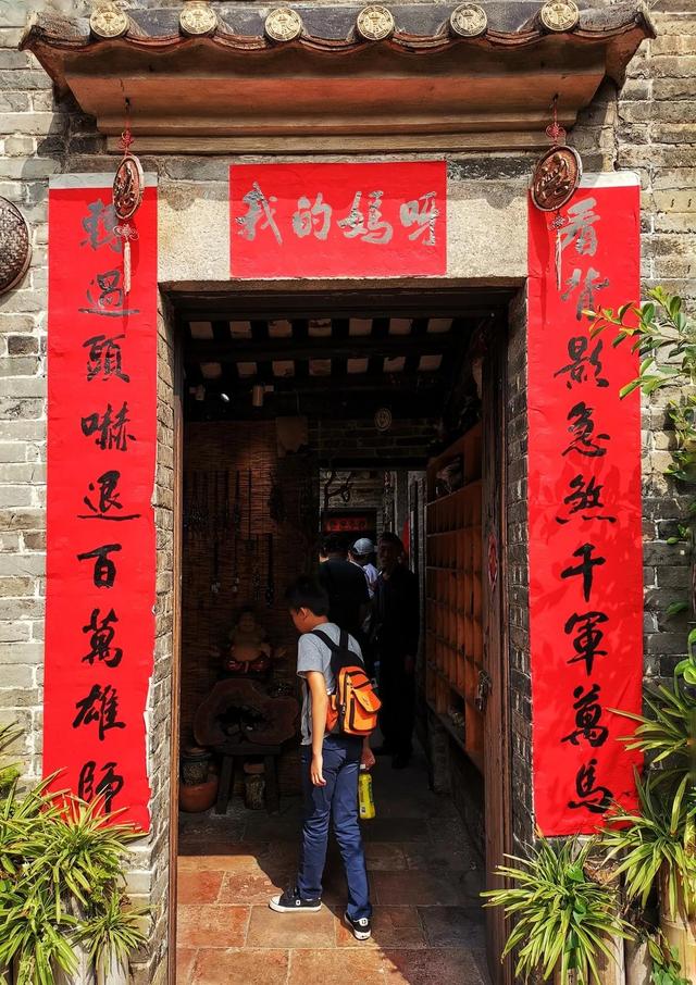 对联怎么贴左右怎么分，贴对联的左右顺序是怎样的（春联的正确贴法，你贴对了吗）