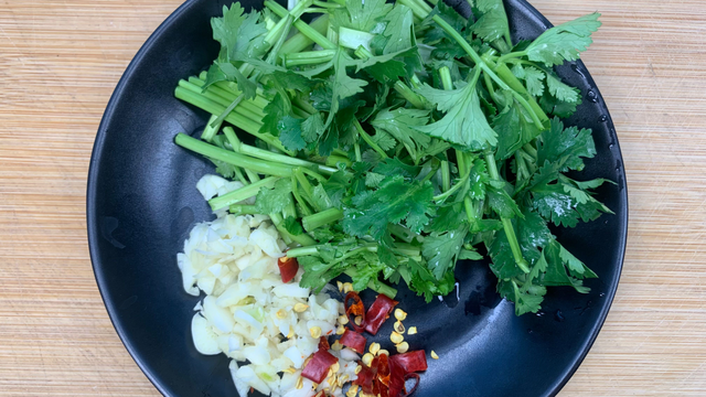 牛肉片炒什么好吃，小炒牛肉炒什么才好吃（牛肉加它一起炒）