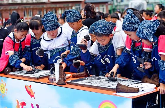 同学会游戏节目最火，同学聚会节目表演大全（明山区东胜小学——寓教于乐）