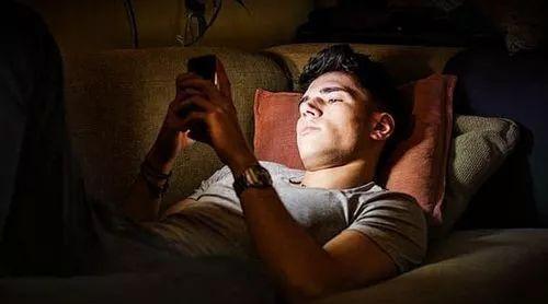 男生发晚安安是什么意思，男生发晚安是什么意思（晚上不要和异性发这3条“微信”）