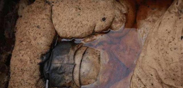 清代古墓发现奇怪女尸，历经百年五官却清晰可见