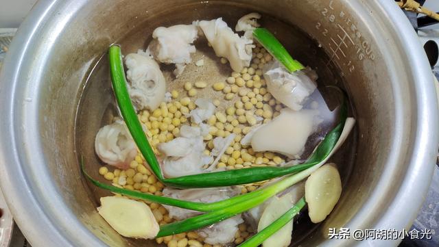 黄豆炖猪脚功效，黄豆猪手汤：一碗好汤
