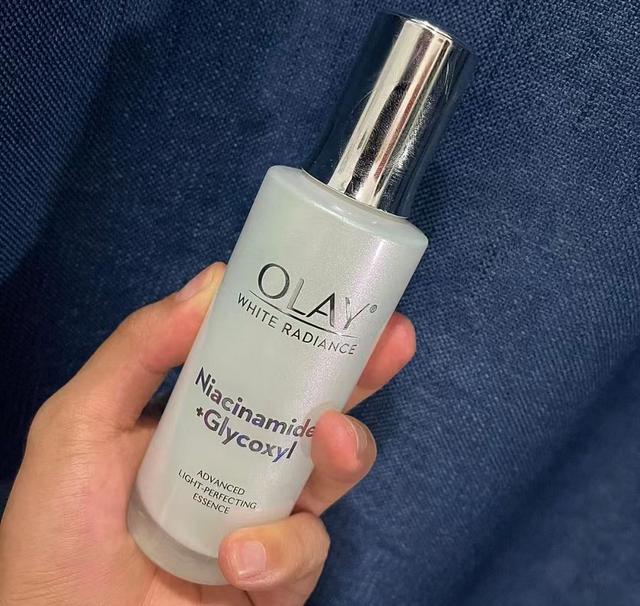 美白精华测评Olay二代淡斑小白瓶VS抗糖小白瓶，公认好用的5款“美白精华液”