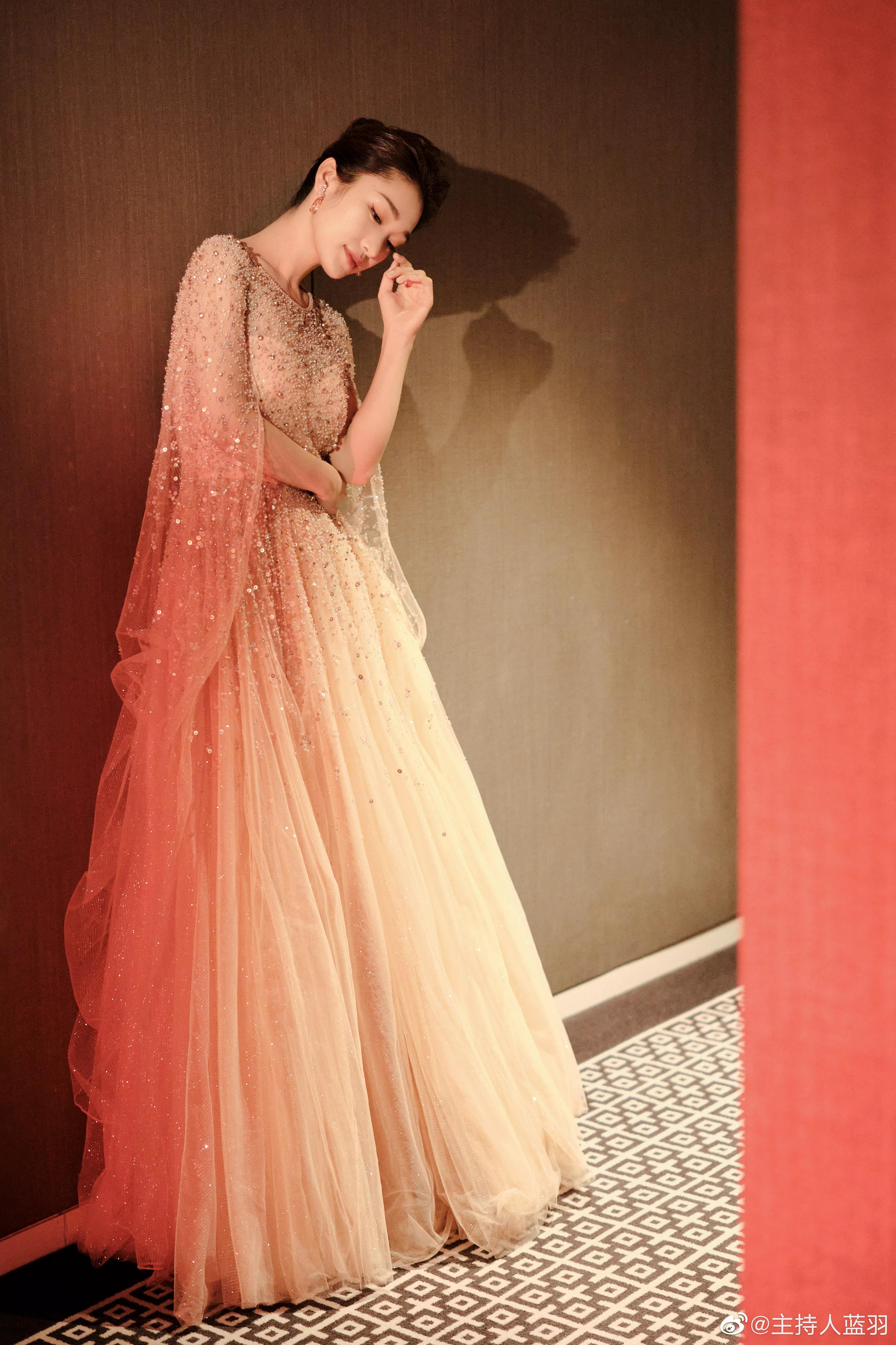 蓝羽,央视六公主当家花旦,笑意盈盈,笑容太甜蜜了