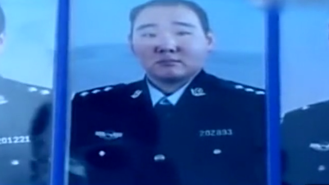 四个凶神恶煞，2011年男子当街殴打交警致其犯病死亡