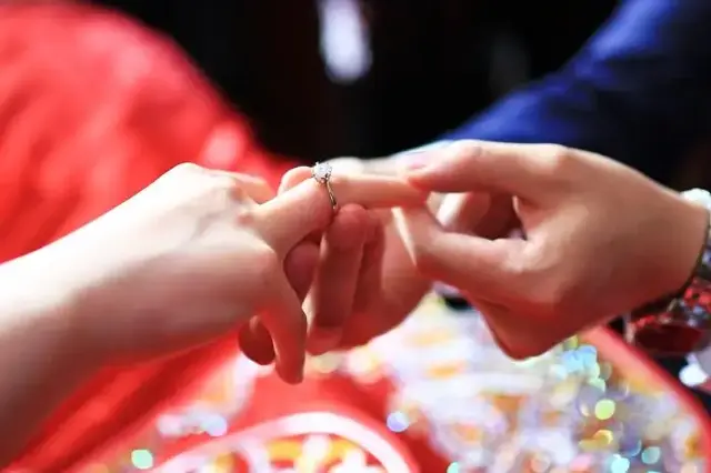 订婚时有哪些比较有趣的风俗，结婚前有些什么风俗（各个地区“订婚”都有啥讲究）