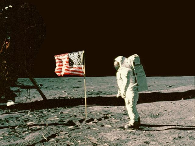 第一个登上月球的人是谁，第一个登月的地球人是谁（1969年7月21日人类首次登上月球）