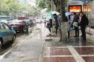 下雨天出行温馨提醒简短，雨天出行关爱提醒的句子（雨天出行要注意！）