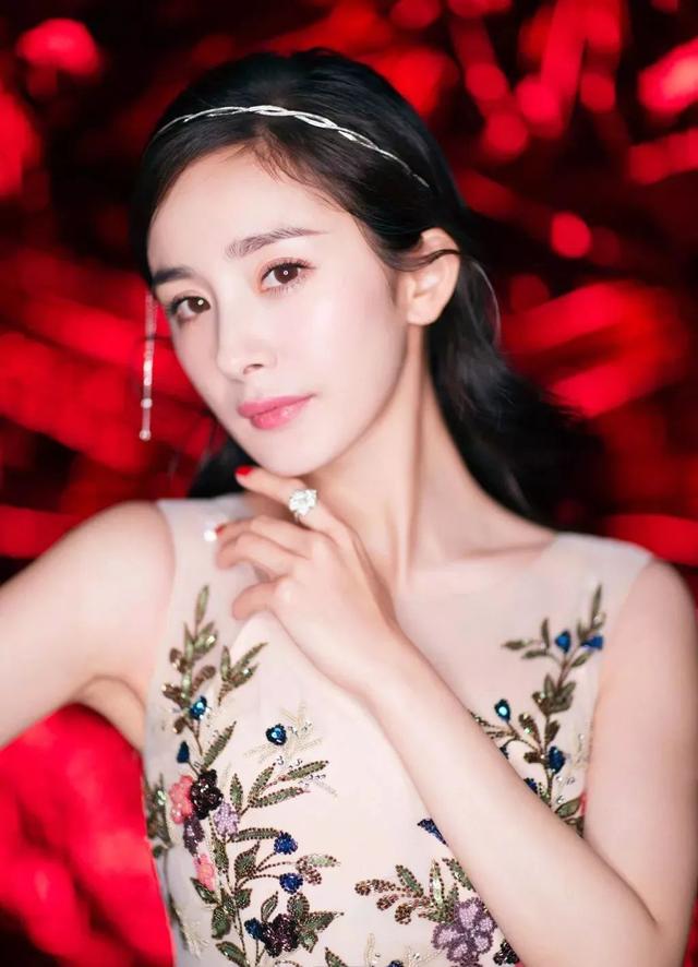 刘恺威与杨幂离婚4年：他单身抚养女儿，她情感沧桑依旧红