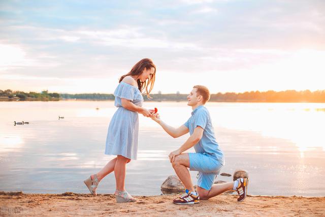 适合求婚说的话，求婚时说什么（经典求婚句子<建议收藏>）