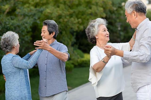 飞蛾扑火下一句是什么歇后语，飞蛾扑火歇后语下一句是什么（幽默风趣充满情感和智慧的歇后语）