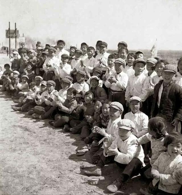 送给退休老师的祝福语，学校送给退休老师的祝福语大全（烛光永照》献给曾在兵团任教的老师们）