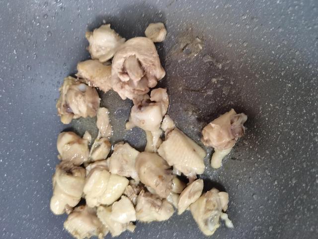 芋头炖鸡肉怎么做，芋头炖鸡的家常做饭