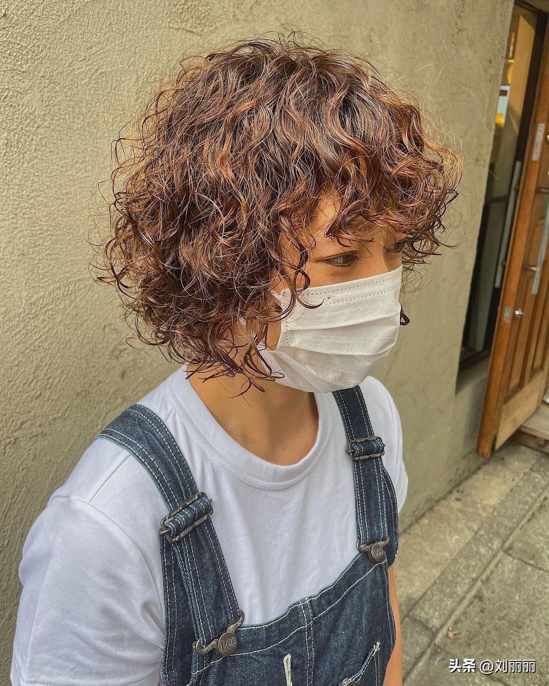 显年轻的短发发型图片女,满头烫层次短发波波头 - 玉三网