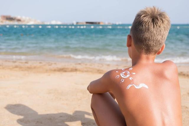 黑裤子发红怎么样能恢复黑色呢，黑色裤子发红怎么还原（为什么你一晒就黑）