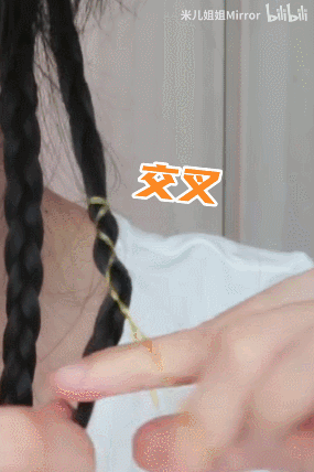绑头发教程女孩子简单，小女孩可爱发型绑扎方法（这3款“辣妹编发”又美又撩人）