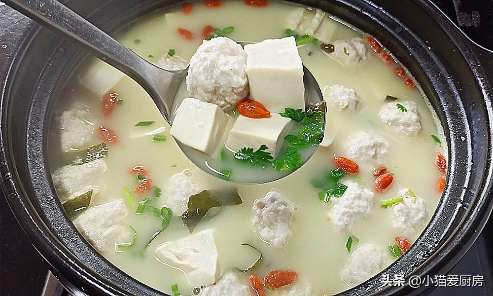 鲫鱼豆腐汤这样做，汤色浓白鲜美，秘诀全在这几步，轻松搞定家常美味