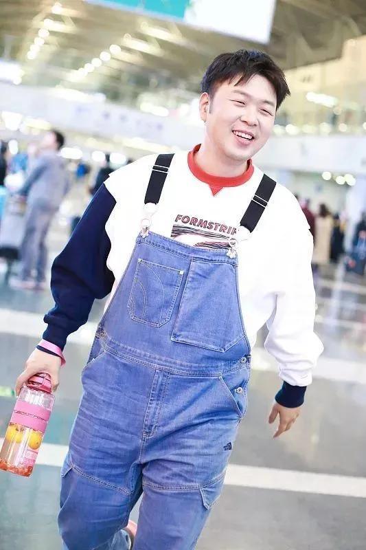 沈梦辰穿针织裙暴露大肚子孕相明显，网友：这么快就有了？
