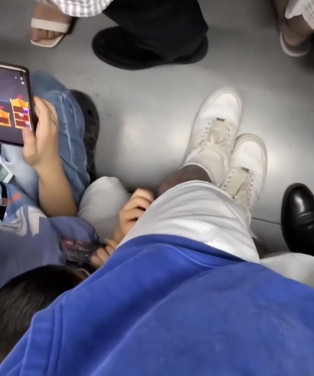 抖音腿毛先生是什么意思什么梗，腿毛先生的情侣网名（男子坐地铁被陌生小男孩拔腿毛玩）