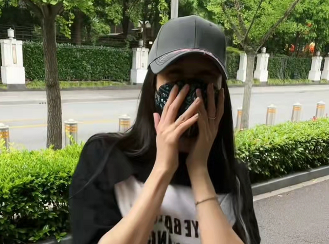 36岁蒋丽莎疑怀上5胎！站街边掀衣服小腹凸出，老公陈浩民哈哈笑