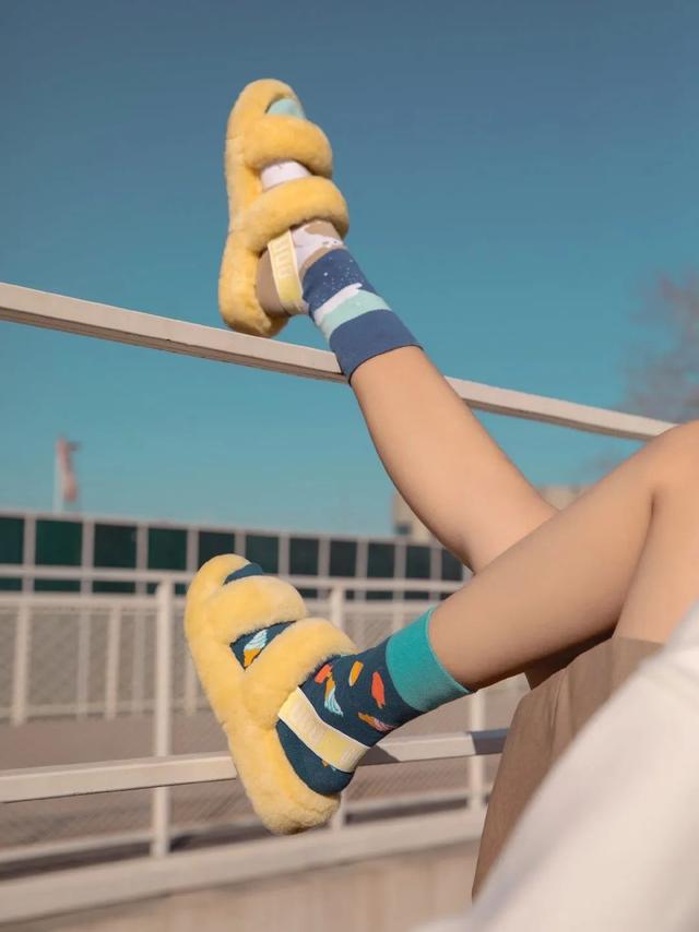 去海边穿什么鞋子合适，去海边沙滩穿什么鞋最合适（今夏最火的4双新鞋）